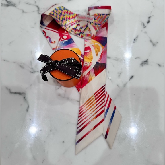 Hermès pink Silk Twilly Scarf - Picture 4 of 10